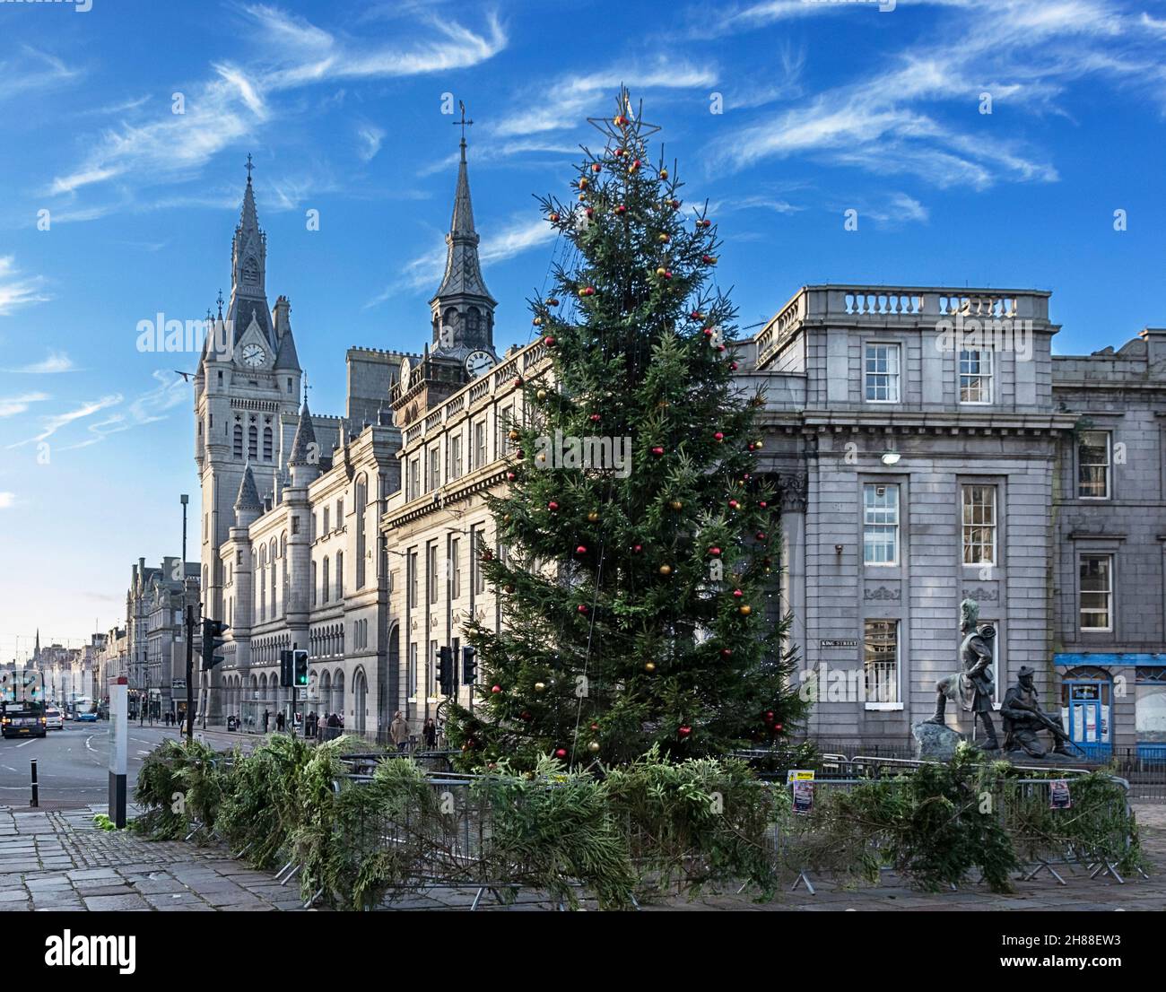 ABERDEEN CITY SCOTLAND UNION STREET THE TOWN HOUSE AND A DECORATED CHRISTMAS FIR TREE Stock Photo