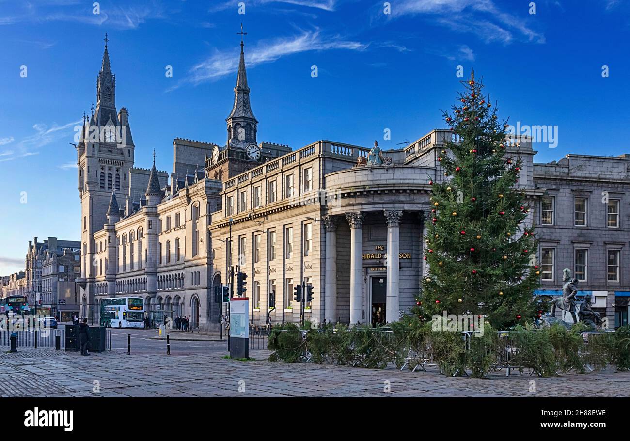 ABERDEEN CITY SCOTLAND UNION STREET THE TOWN HOUSE AND THE DECORATED CHRISTMAS FIR TREE Stock Photo