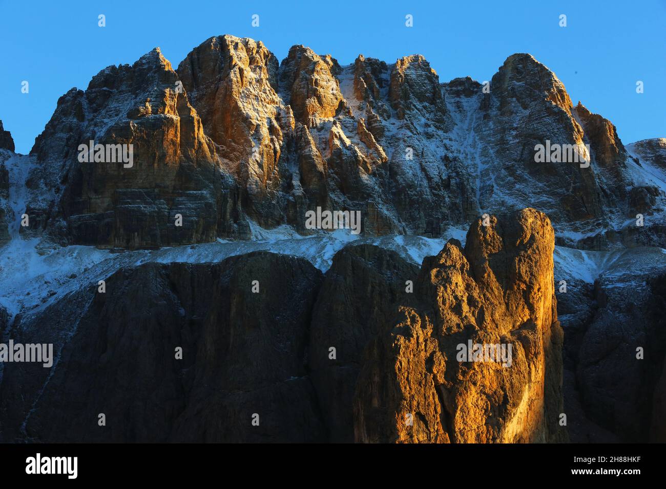 Dolomiten, schöne Wolken und Schnee an den Felsen des Sella Massiv bei Wolkenstein gegenüber Langkofel in Südtirol in den Dolomiten Italien Stock Photo