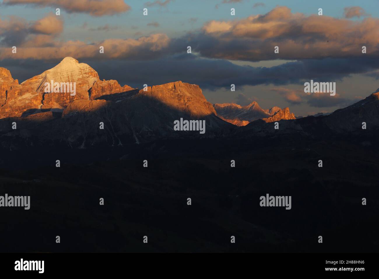 Dolomiten, Dolomiti, Südtirol, Italien, leuchtende Gipfel der Felsen und Berge vom Gadertal  mit Schnee,, Fels, Gipfel und  atemberaubenden Wolken Stock Photo