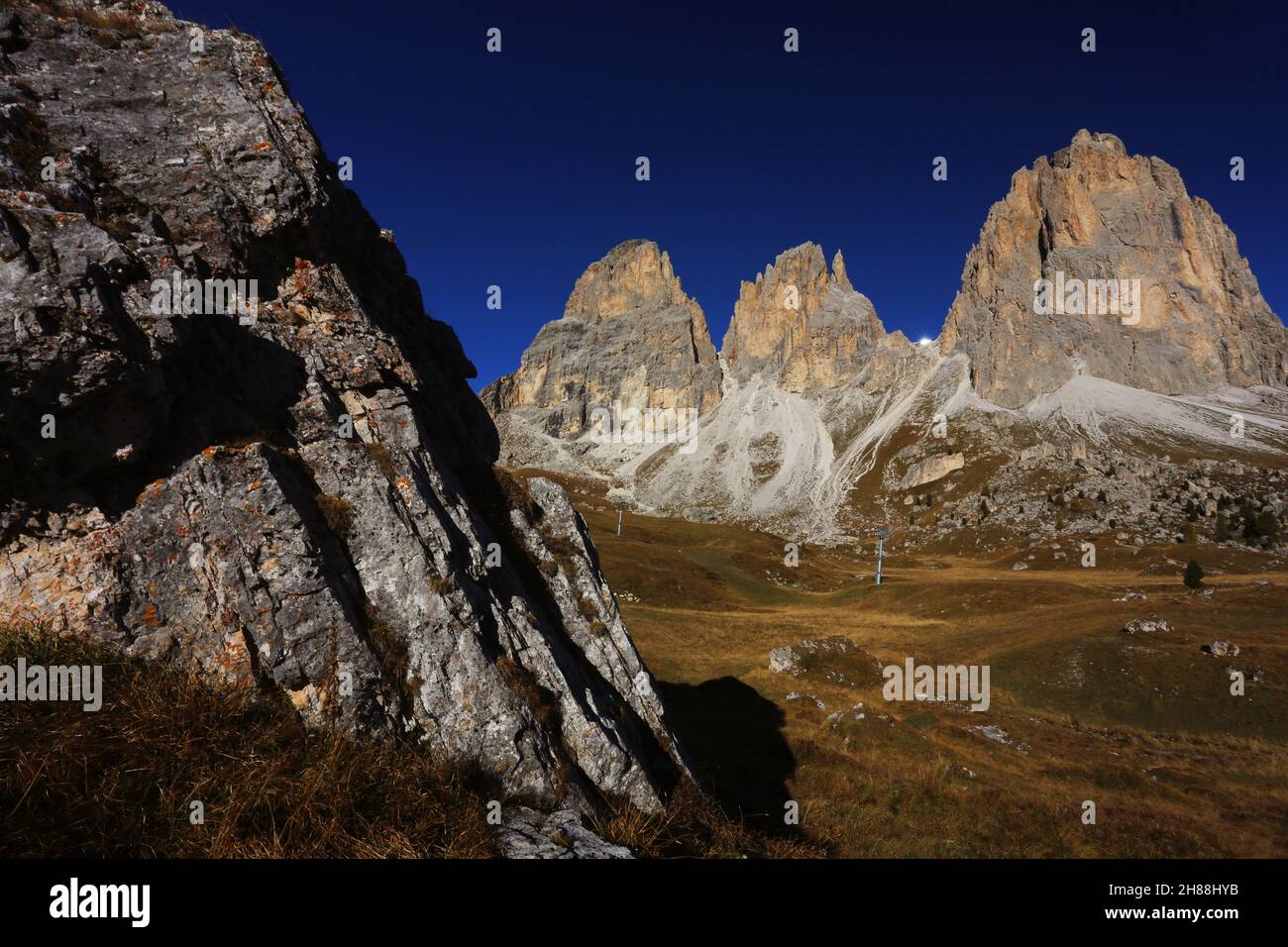 Langkofel, Sassolungo, Dolomiten, Blauer Himmel mit Felsen und Zacken am Langkofel in Südtirol in den Dolomiten in Italien Stock Photo