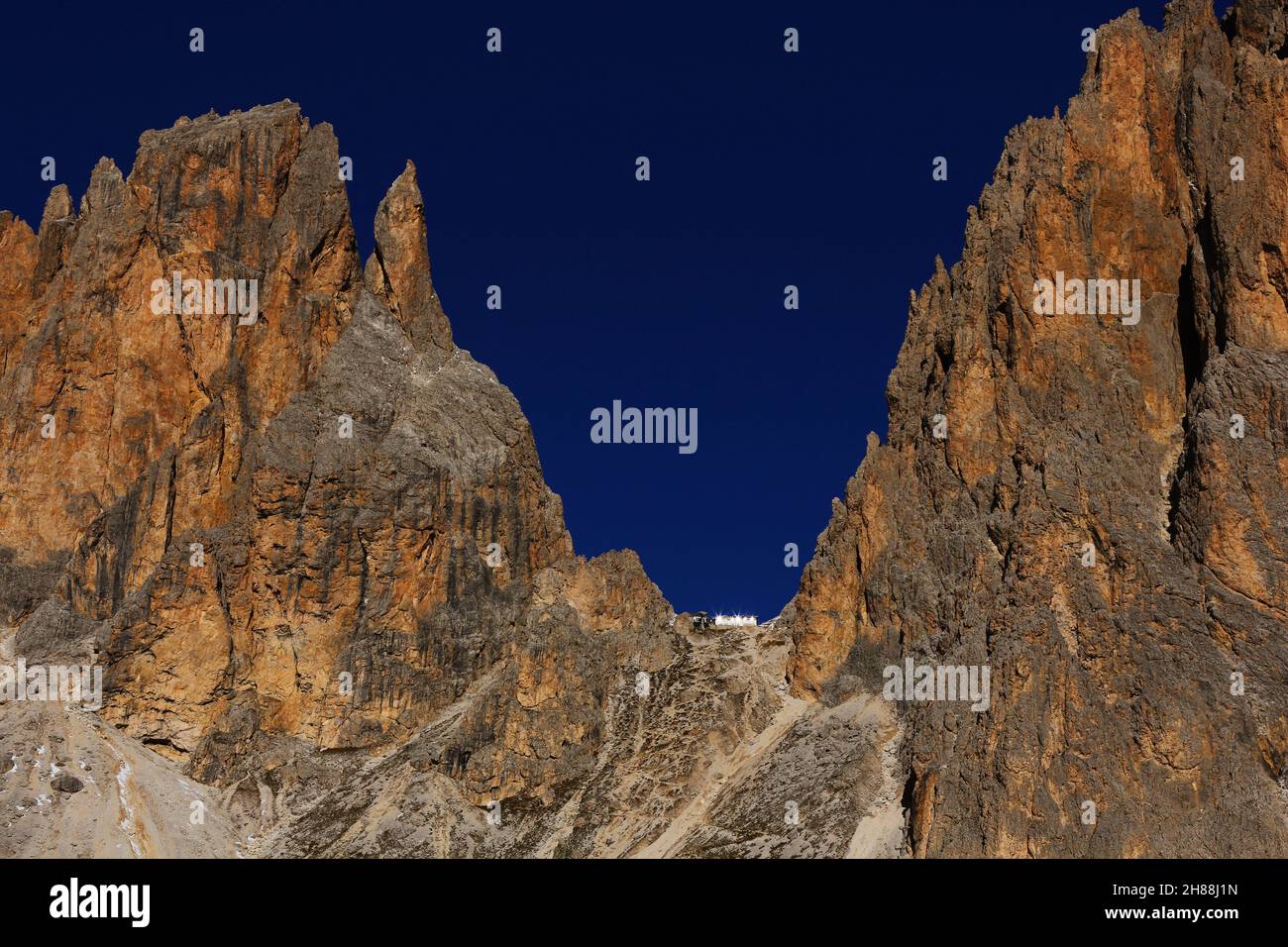 Langkofel, Sassolungo, Dolomiten, Blauer Himmel mit Felsen und Zacken am Langkofel in Südtirol in den Dolomiten in Italien Stock Photo