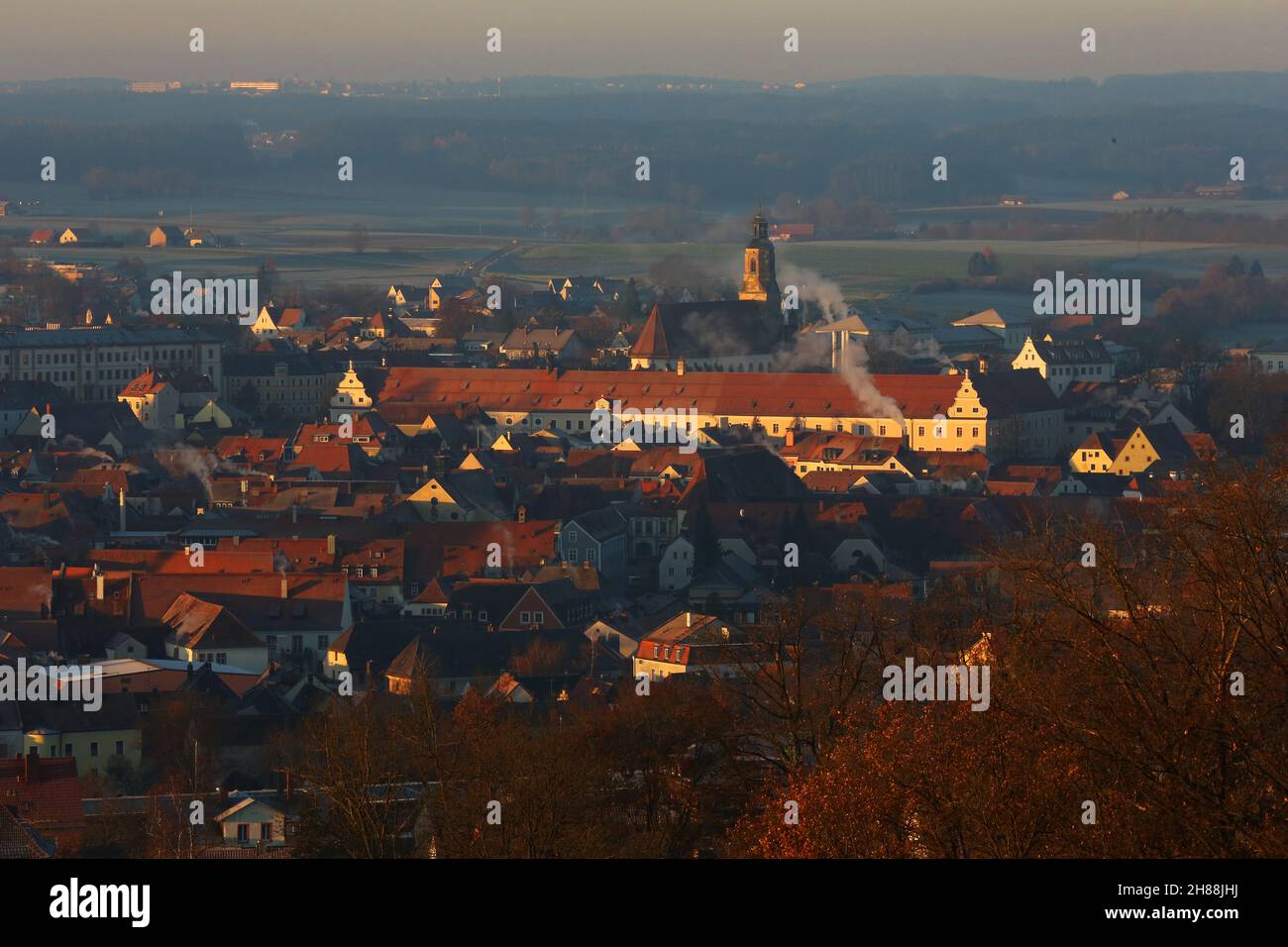 Amberg, Bayerm. Oberpfalz .Blick von Oben auf das mittelalterliche Zentrum Ambergs mit Altstadt und Kirche St. Georg Stock Photo