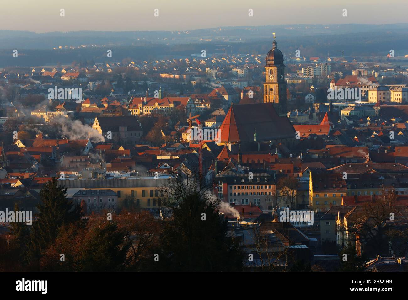 Amberg, Bayerm. Oberpfalz .Blick von Oben auf das mittelalterliche Zentrum Ambergs mit Altstadt und Kirche St. Martin. Stock Photo