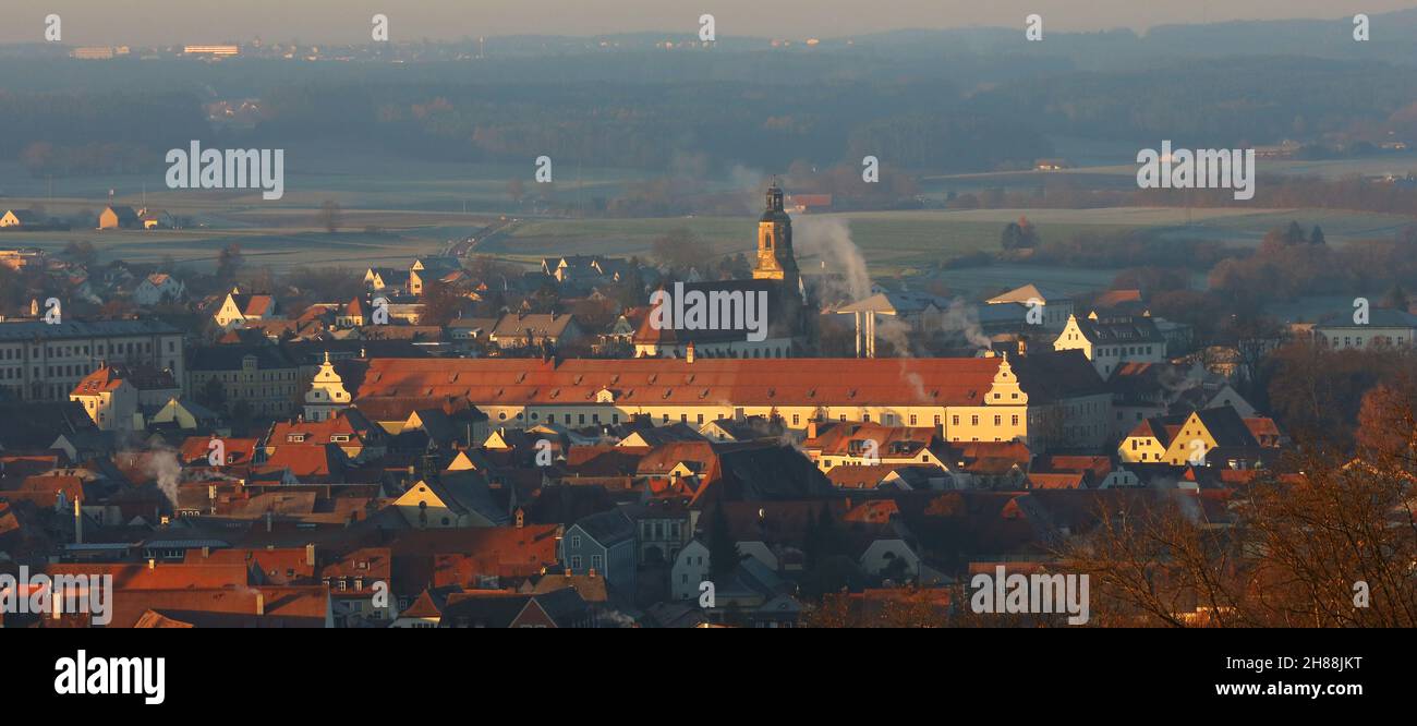 Amberg, Bayerm. Oberpfalz .Blick von Oben auf das mittelalterliche Zentrum Ambergs mit Altstadt und Kirche St. Georg Stock Photo