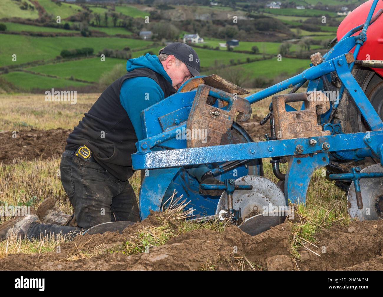 Cahermore, West Cork, Ireland. 28th November, 2021. Vinny Bennett  from Rossmore making adjustments to his plough while taking part in the Cork West Ploughing Association match on the land of Geoffery Wycherley, Cahermore, West Cork, Ireland. -  Credit: David Creedon/Alamy Live News Stock Photo