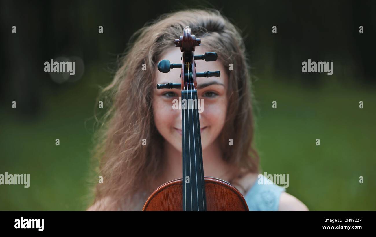 Portrait of a young girl with her violin Stock Photo - Alamy