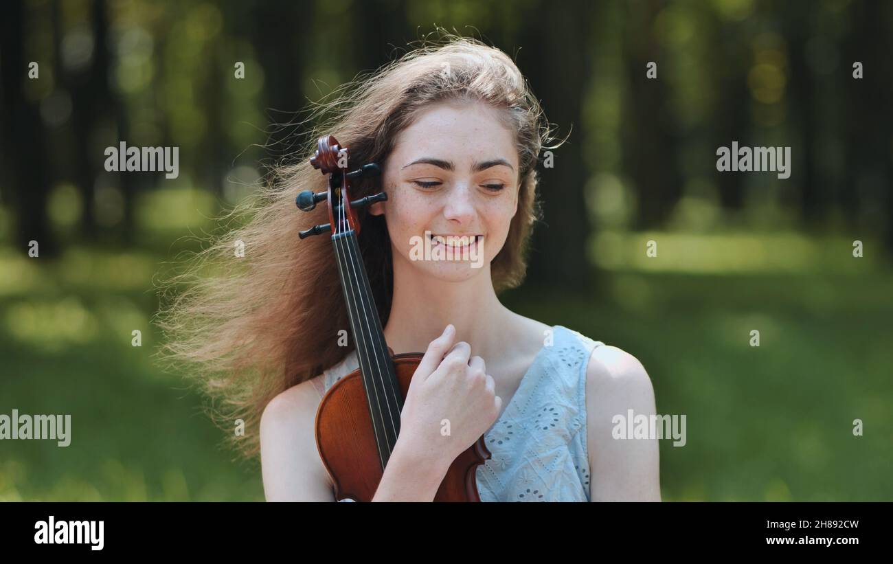Portrait of a young girl with her violin Stock Photo - Alamy
