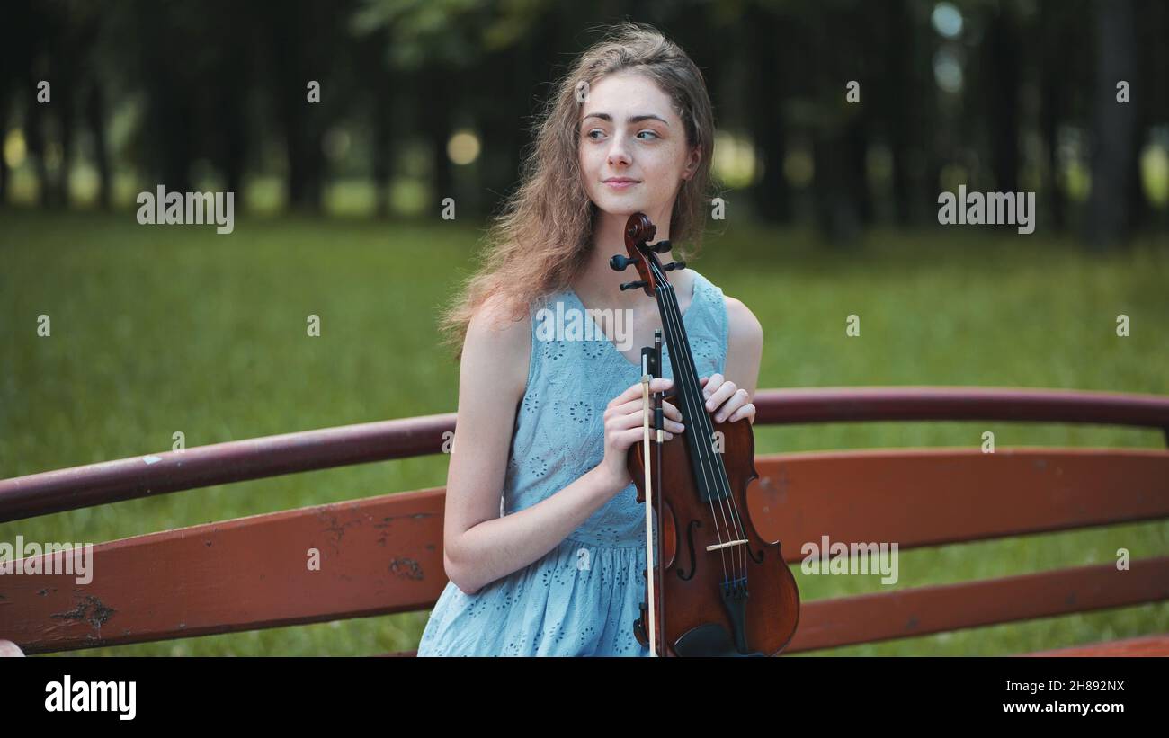 Portrait of a young girl with her violin Stock Photo - Alamy