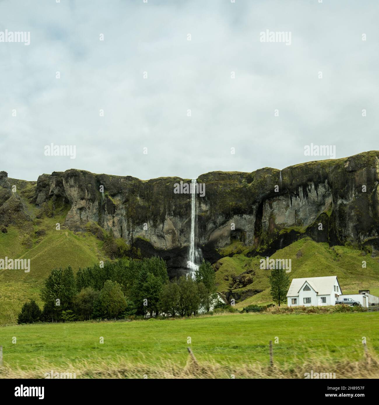 Little white cottage hi-res stock photography and images - Alamy