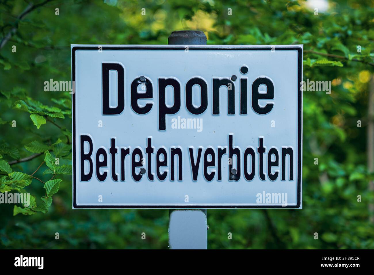 Sign: Deponie Betreten verboten (German for: Landfill, do not enter), seen the Quellenhang am Lintorfer Mark forest in Ratingen, North Rhine-Westphali Stock Photo