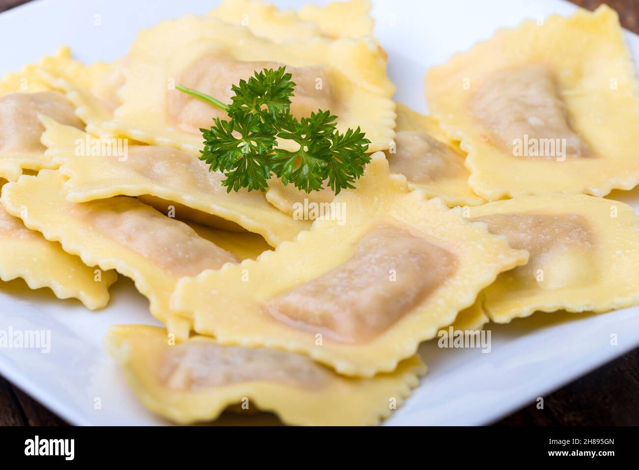 https://c8.alamy.com/comp/2H895GN/home-made-ravioli-pasta-on-a-plate-2H895GN.jpg