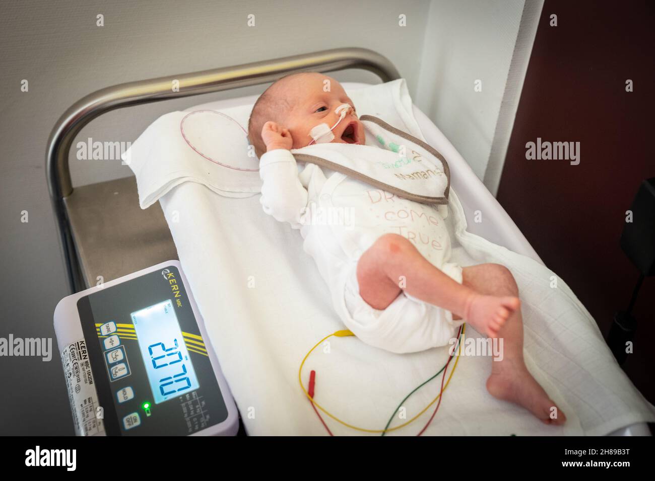 Child weighing scales hi-res stock photography and images - Alamy