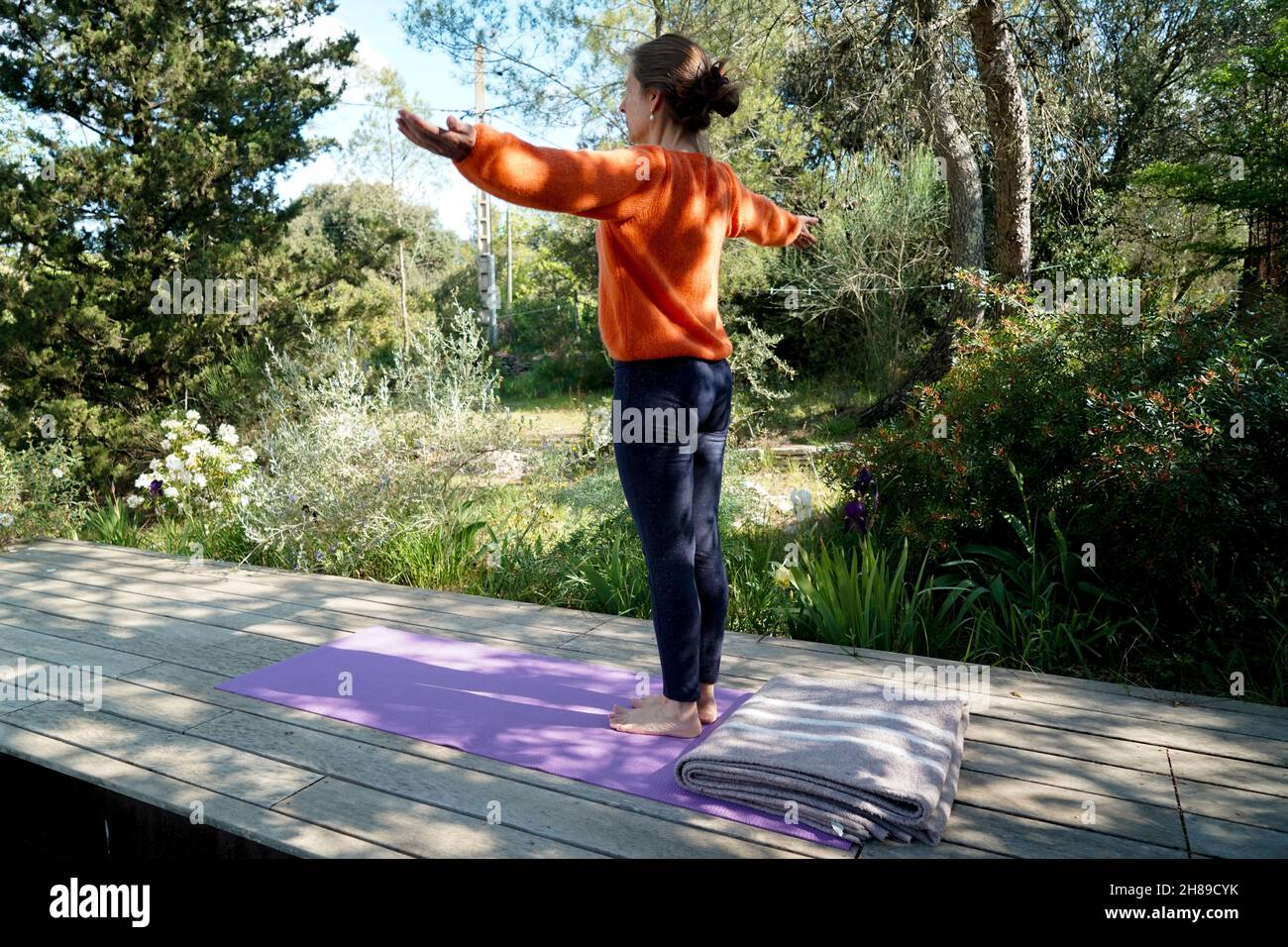 Outdoor yoga session elderly hi-res stock photography and images - Alamy