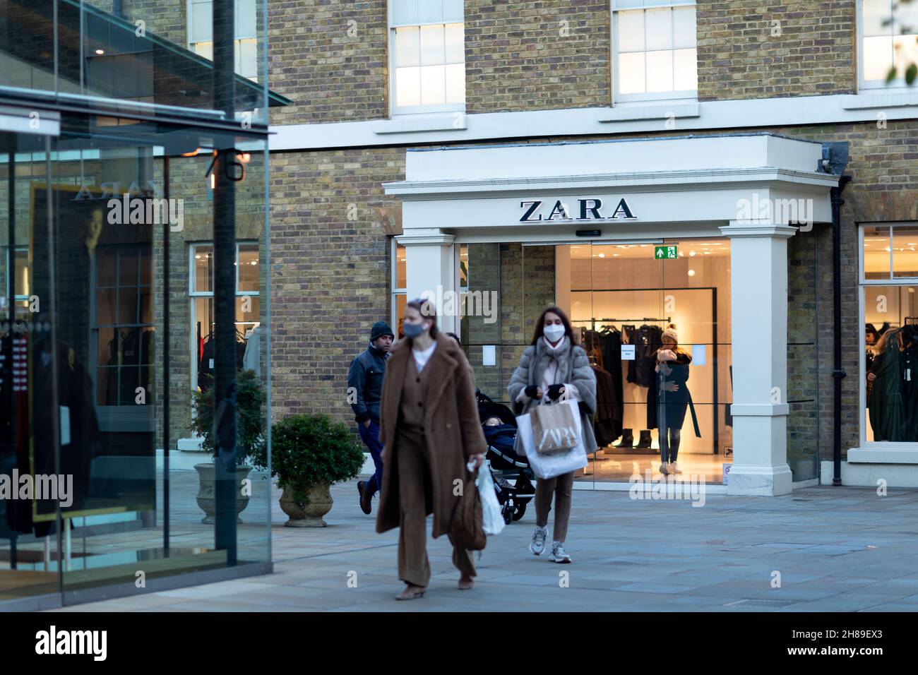 Zara store london hi-res stock photography and images - Page 2 - Alamy