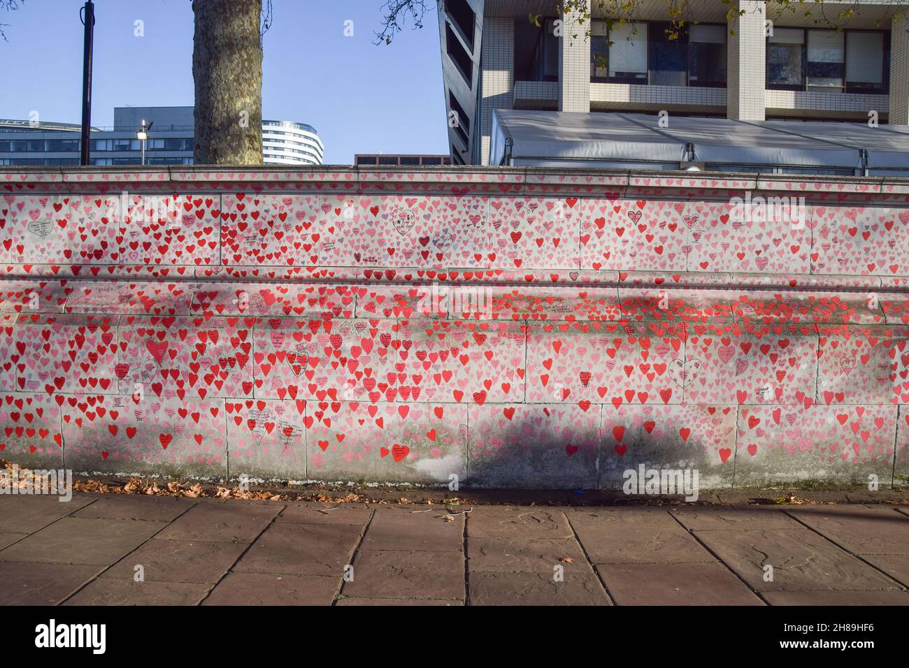 Red hearts are seen on the National COVID Memorial Wall outside St Thomas' Hospital.Over 150,000 red hearts have been painted by volunteers and members of the public, one for each life lost to coronavirus in the UK to date. (Photo by Vuk Valcic / SOPA Images/Sipa USA) Stock Photo