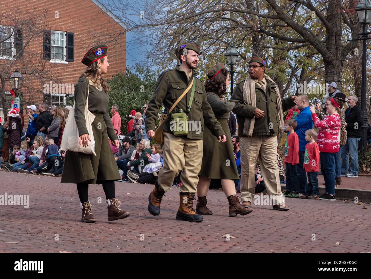 St. Charles, MO—Nov 27, 2021; Historic actors portray a World War II era caroling and singing troop called The USO Evergreens in annual Christmas para Stock Photo