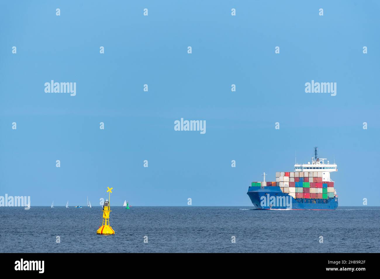 Containerschiff auf der Ostsee bei Kiel, Deutschland Stock Photo