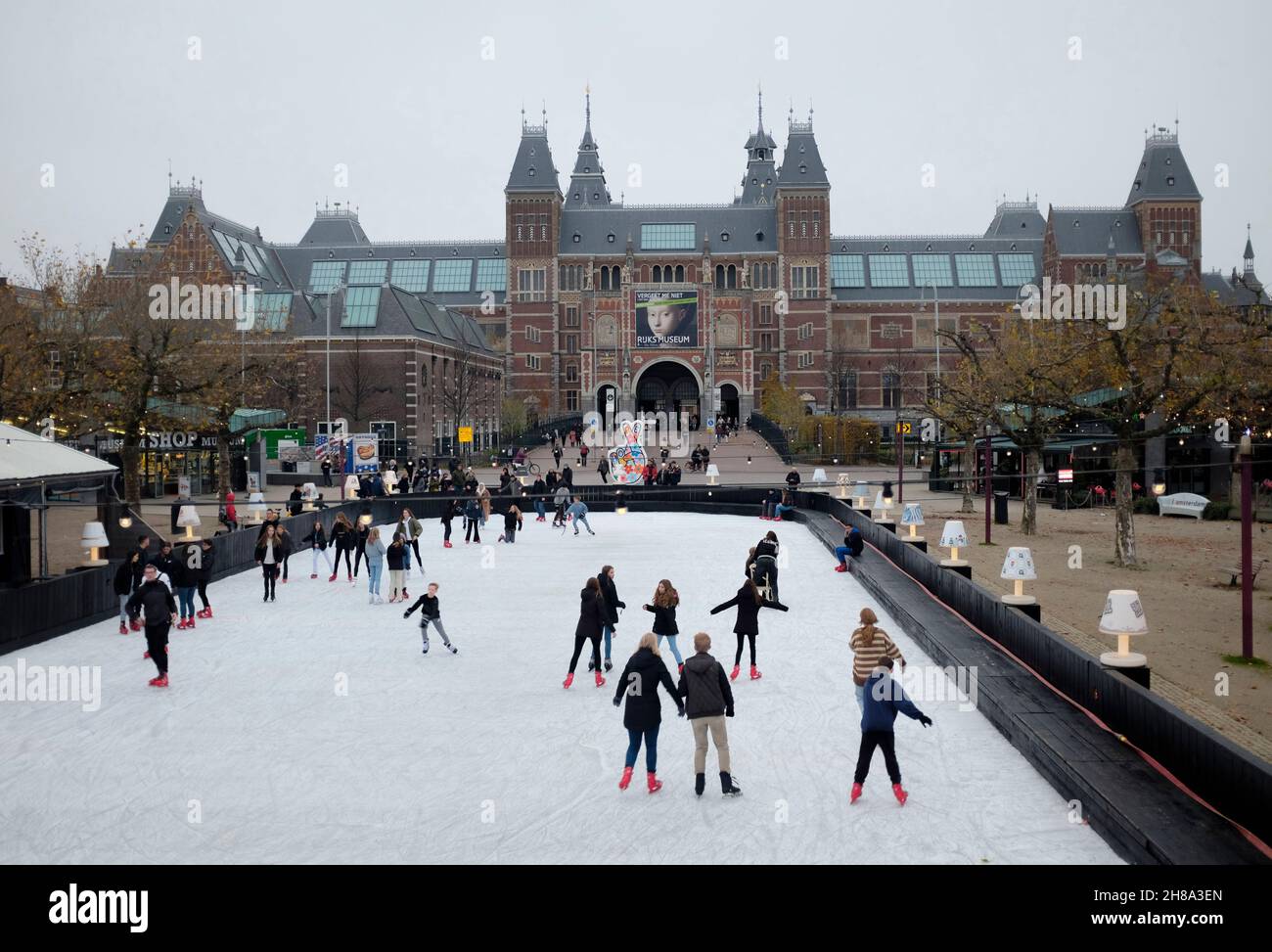 halen Verwoesten handig Ice skating in Amsterdam in front of the Rijksmuseum. Schaatsen op het  museumplein voor het rijksmuseum Stock Photo - Alamy