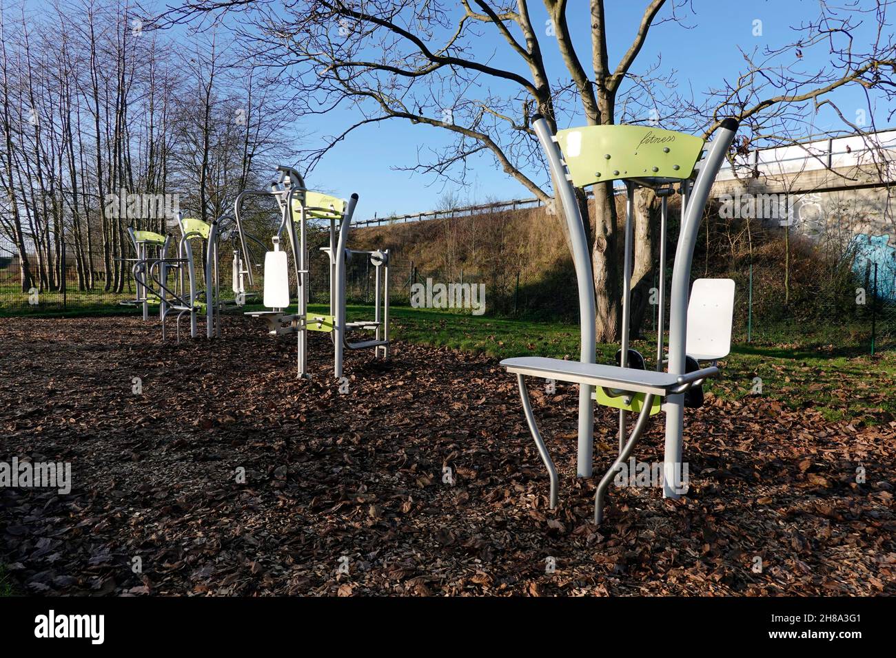 öffentlicher Fitness-Parkour im Freien mit modernen Fitnessgeräten, Nordrhein-Westfalen, Deutschland, Weilerswist Stock Photo