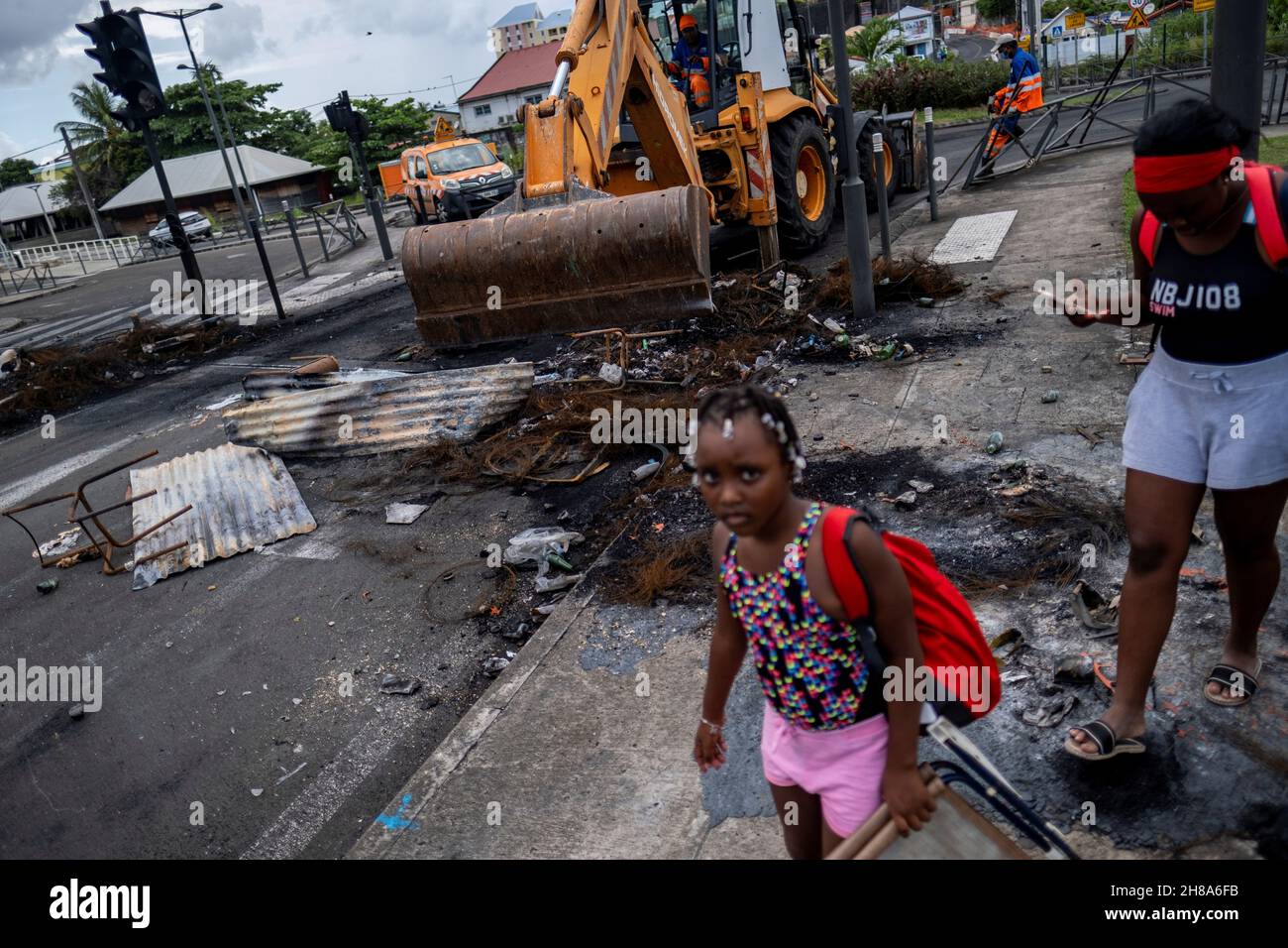 Workers removing debris hires stock photography and images Alamy