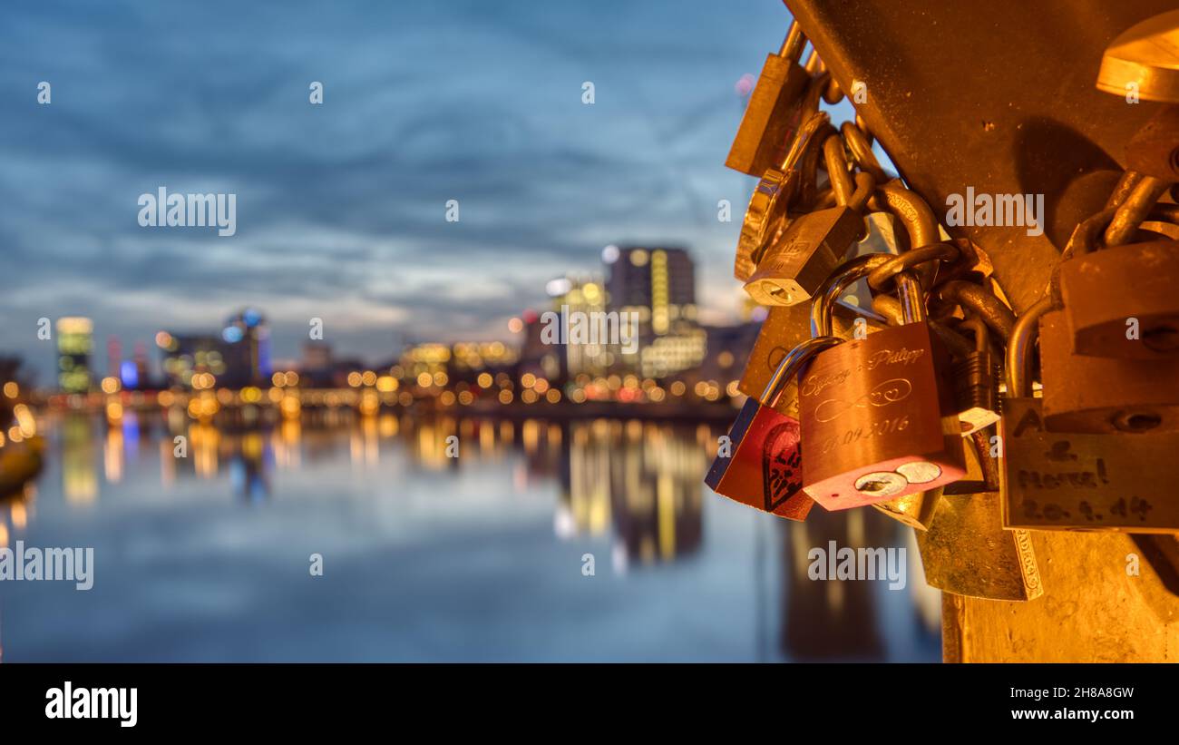 Friendship locks or love locks on the Frankfurt Bridge Stock Photo Alamy