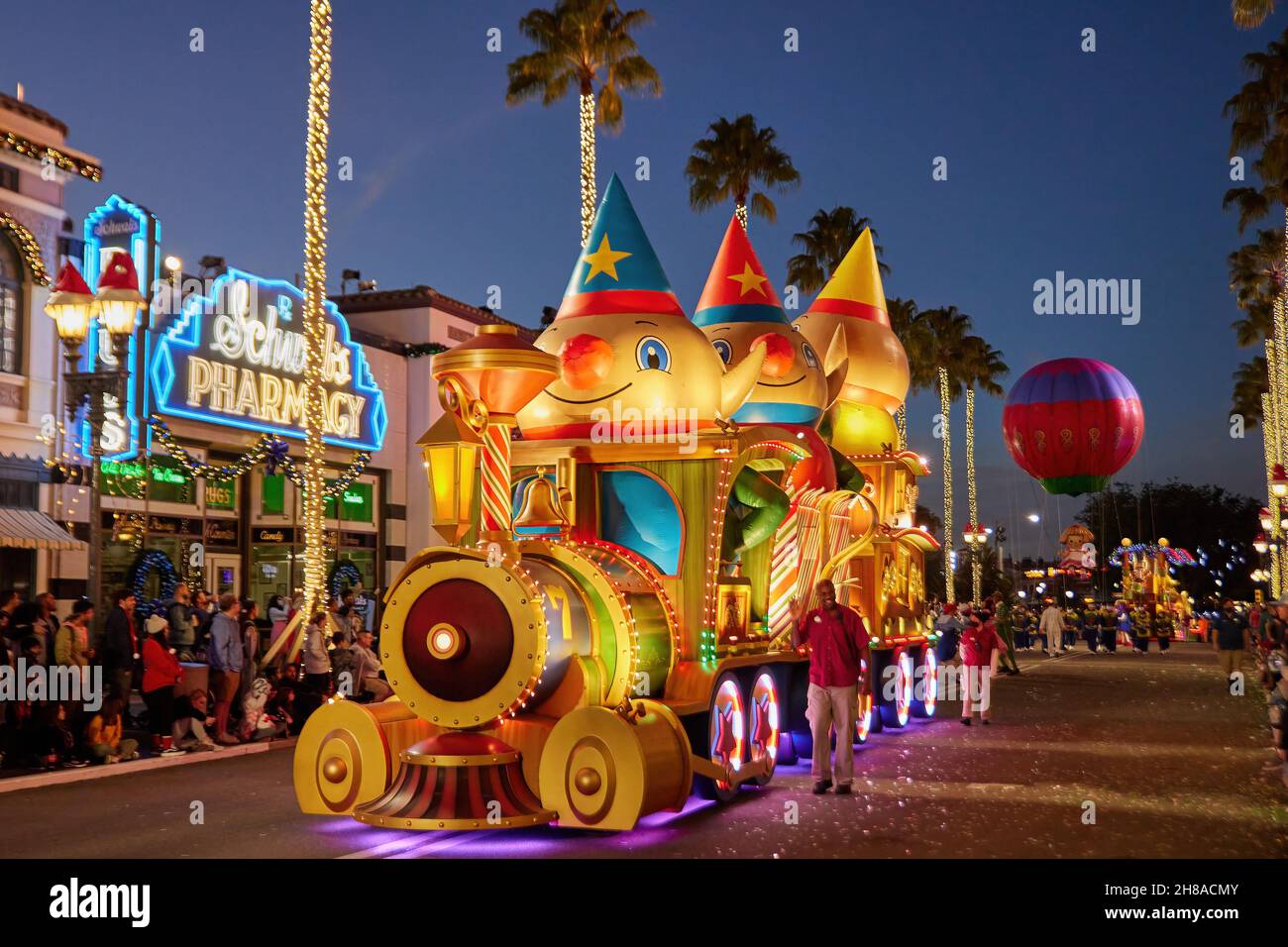 Orlando, USA. 27th Nov, 2021. Since November 13, larger-than-life balloons floating through the streets of Universal Studios Florida, along with appearances by the Minions from Illumination's Despicable Me and some of your favorite characters from DreamWorks Animation's Shrek and Madagascar films. (Photo by Yaroslav Sabitov/YES Market Media/Sipa USA) Credit: Sipa USA/Alamy Live News Stock Photo