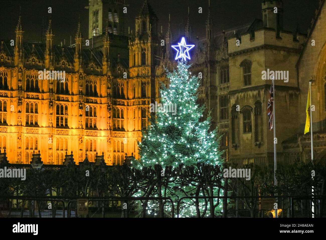 London, UK. 28th Nov, 2021. A tall Sitka spruce Christmas tree has been put up and illuminated in New Palace Yard, outside the Houses of Parliament in Westminster, as is the tradition every year, marking the beginning of the festive season at the Palace of Westminster. Credit: Imageplotter/Alamy Live News Stock Photo