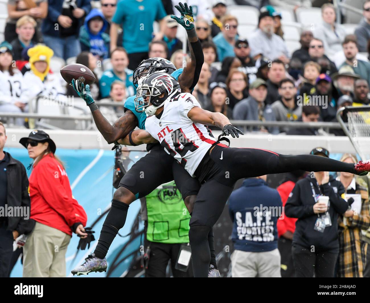 Atlanta falcons football costume hi-res stock photography and images - Alamy