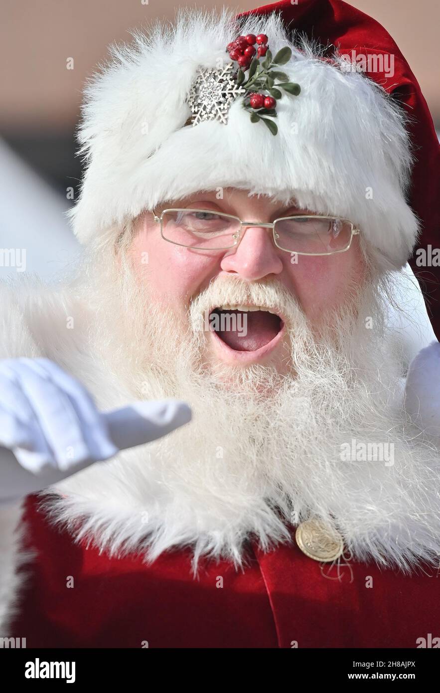 Wilkes Barre, United States. 27th Nov, 2021. A man portraying Santa Claus waves to children during a holiday market. A man portrays Santa Claus at a holiday marketplace and interacts with children as the kick off of the Christmas season on Small Business Saturday. Credit: SOPA Images Limited/Alamy Live News Stock Photo