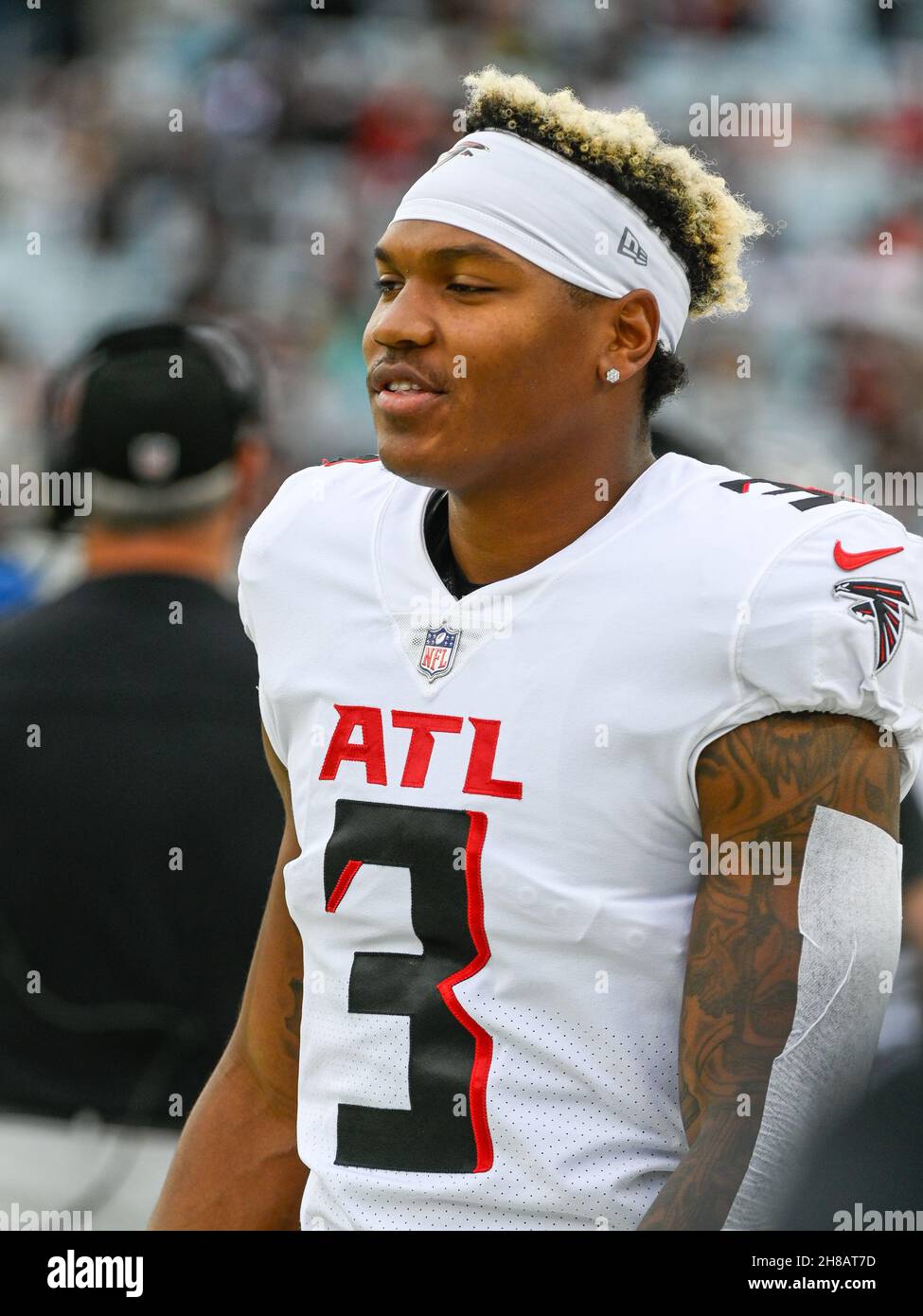 Jacksonville, FL, USA. 28th Nov, 2021. Atlanta Falcons quarterback Matt Ryan  (2) calls for a time out during 2nd half NFL football game between the Atlanta  Falcons and the Jacksonville Jaguars. Falcons.