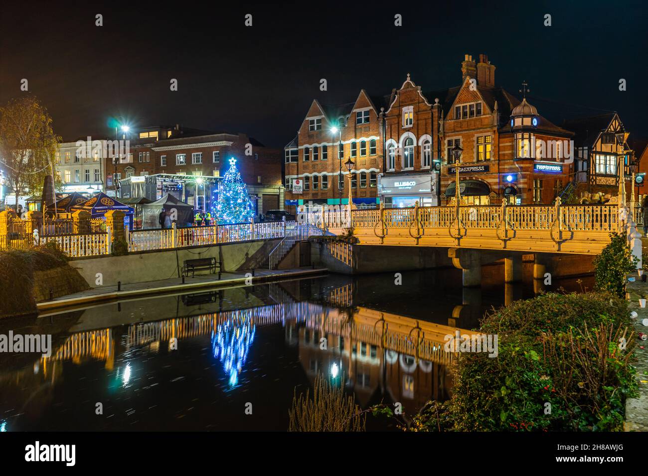 Tonbridge, Kent, England, 28 November, 2021. Crowds gather in Tonbridge, Kent for a street festival along the River Medway to switch on the Christmas lights. No social distancing or concern regarding social distancing as crowds jostle together for the festival. Credit: Sarah Mott/Alamy Live News Stock Photo