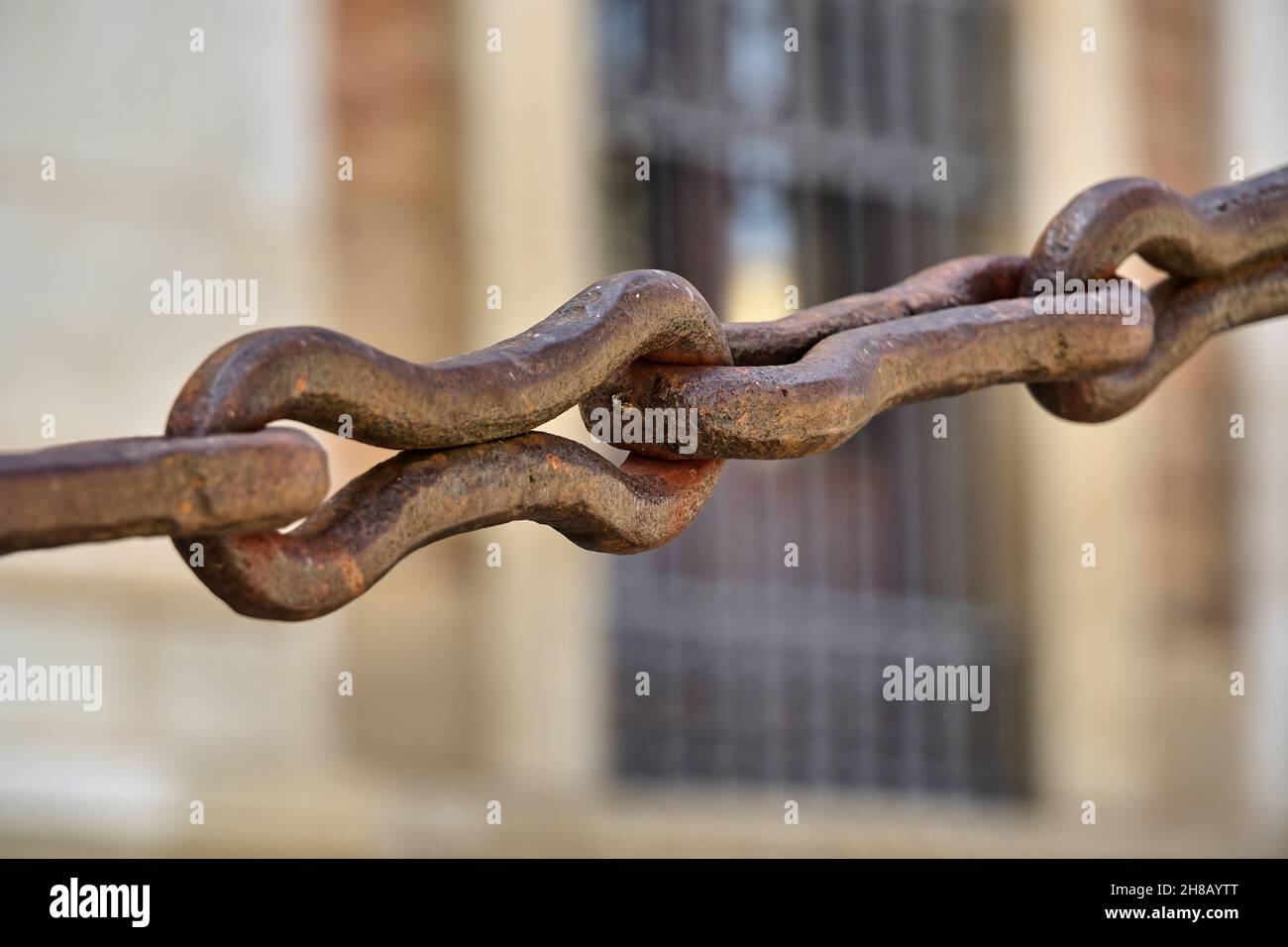 https://c8.alamy.com/comp/2H8AYTT/a-chain-with-large-iron-links-concept-of-union-resistance-strength-protection-selective-focus-2H8AYTT.jpg