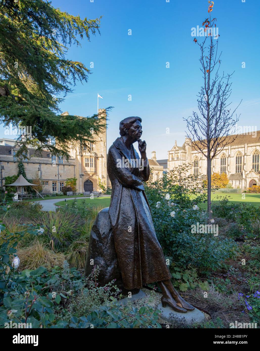 Statue of Eleanor Roosevelt, by Penelope Jencks outside the Bonavero Institute in Mansfield College Oxford; a recasting of the original in Manhattan Stock Photo