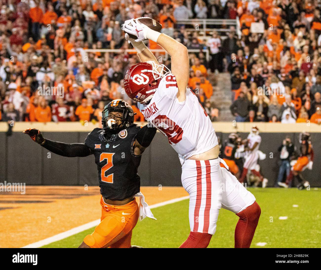 Stillwater, Oklahoma, USA. 27th Nov, 2021. Oklahoma Sooners tight end Austin Stogner (18) catching the football before falling into the endzone for a Sooners touchdown during the game on Saturday, November 27, 2021 at Boone Pickens Stadium in Stillwater, Oklahoma. (Credit Image: © Nicholas Rutledge/ZUMA Press Wire) Stock Photo