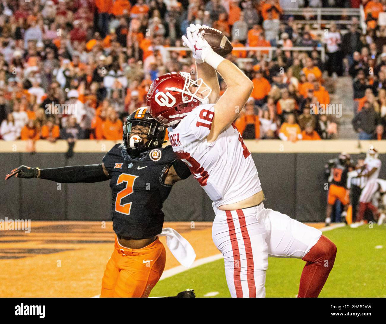 Stillwater, Oklahoma, USA. 27th Nov, 2021. Oklahoma Sooners tight end Austin Stogner (18) catching the football before falling into the endzone for a Sooners touchdown during the game on Saturday, November 27, 2021 at Boone Pickens Stadium in Stillwater, Oklahoma. (Credit Image: © Nicholas Rutledge/ZUMA Press Wire) Stock Photo