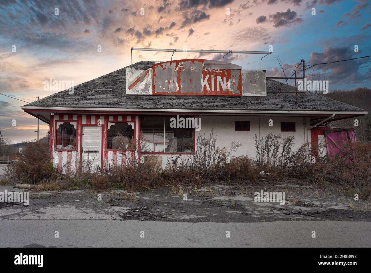 New York State - November 14, 2021:  Derelict old roadside diner Stock Photo