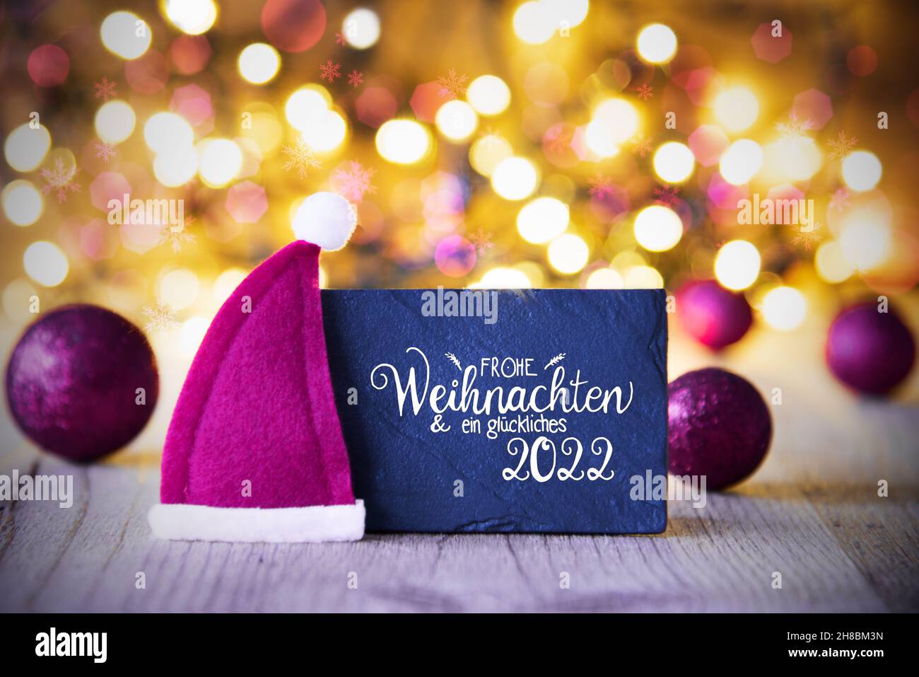 Sparkling Lights, Ball, Purple Santa Hat, Glueckliches 2022 Mean Happy 2022 Stock Photo