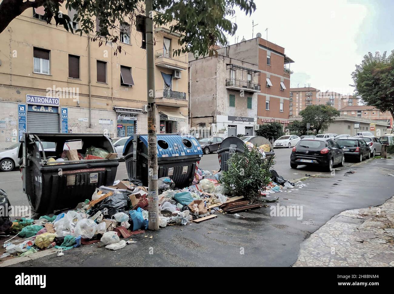 Roma, situazione immondizia quartiere Alessandrino Stock Photo