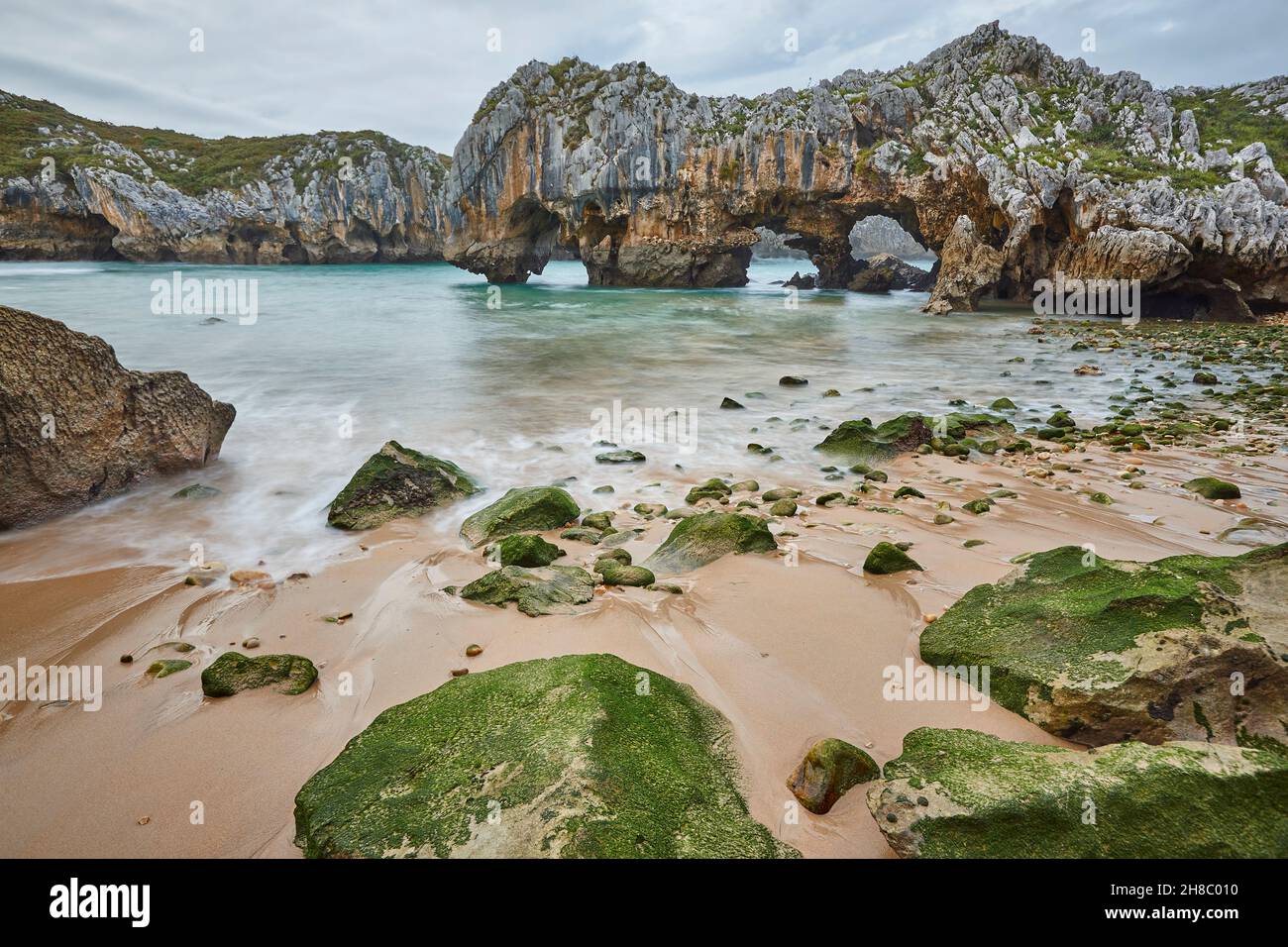 Playa de Cuevas del Mar, Nueva de Llanes, Llanes, Asturias, España Stock  Photo - Alamy