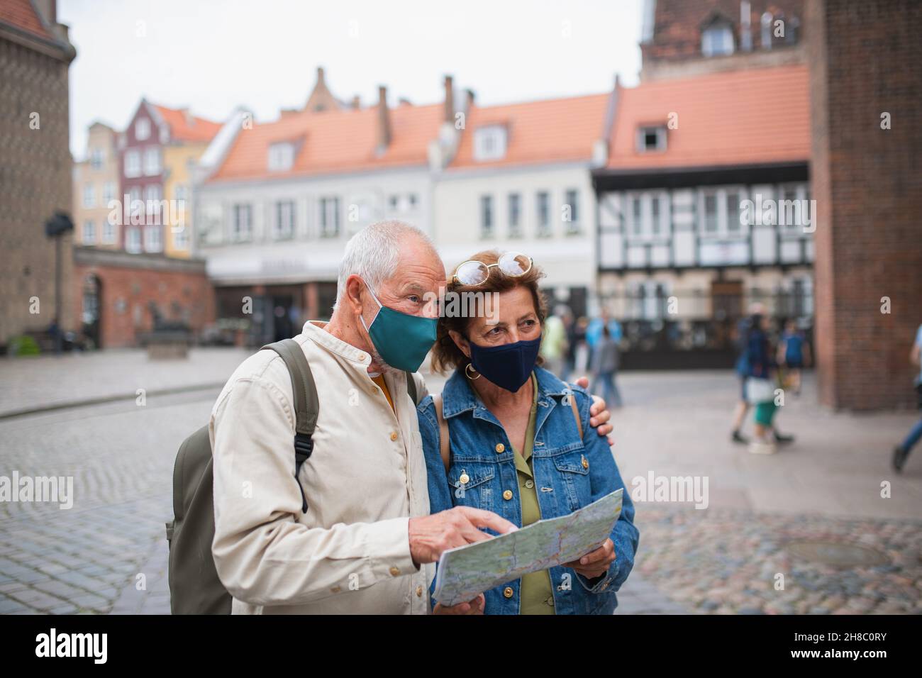 Senior couple using city map hi-res stock photography and images - Alamy