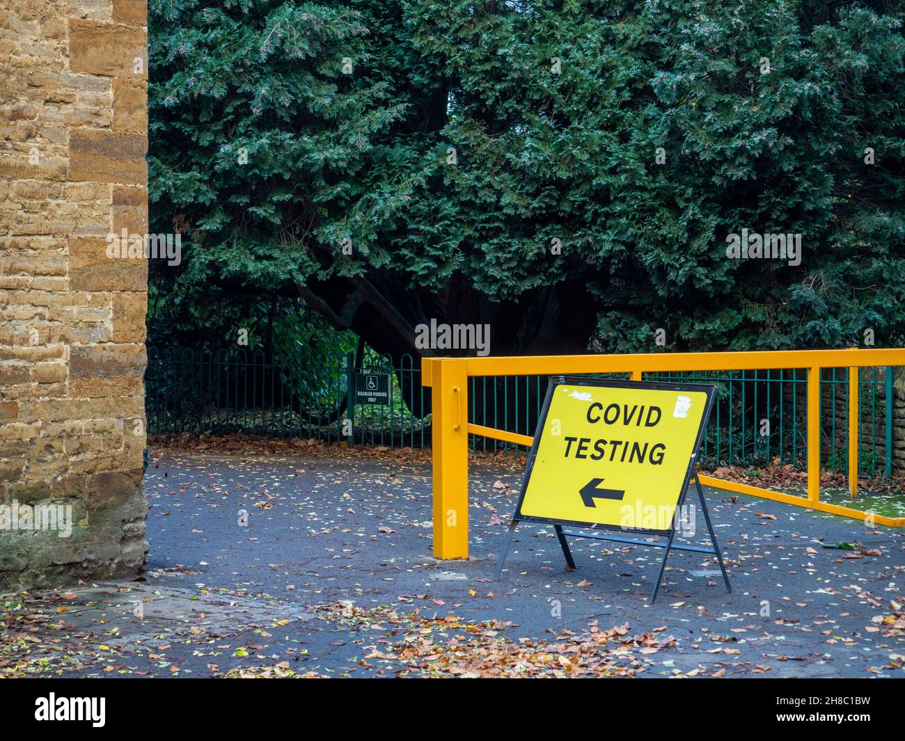 Directional sign for a mobile  Covid Testing unit, Abington Park, Northampton, UK Stock Photo