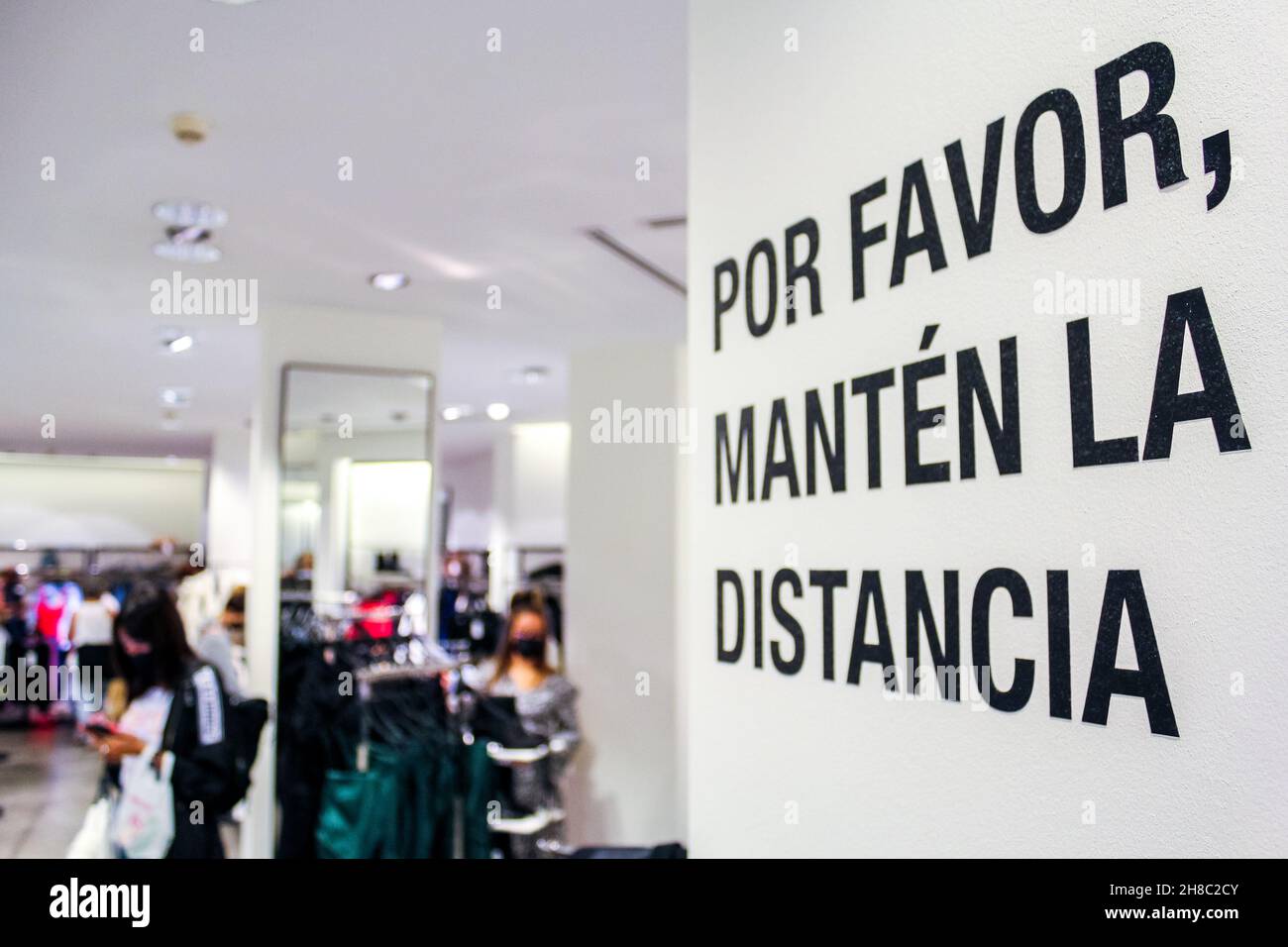 Valencia, España; 22th september 2021: Sign reading 'Please keep your distance', one of the anti-covid measures, at a store. Stock Photo