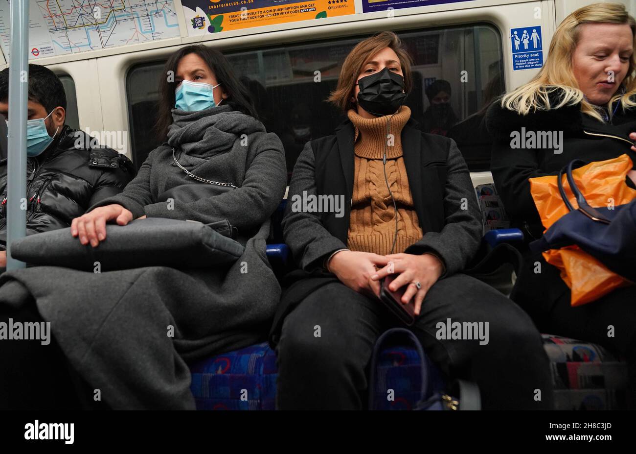 People wearing masks traveling hi-res stock photography and images - Alamy