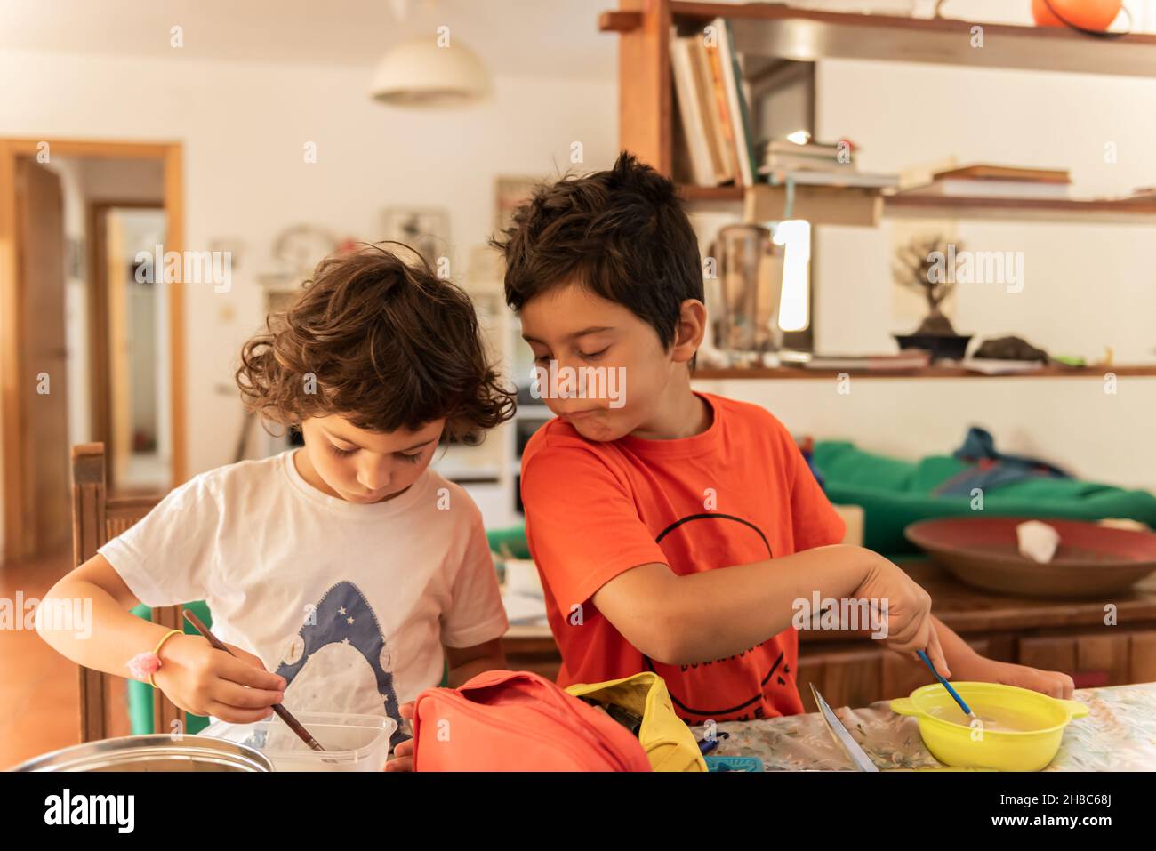 children doing an experiment in the living room in september Stock Photo