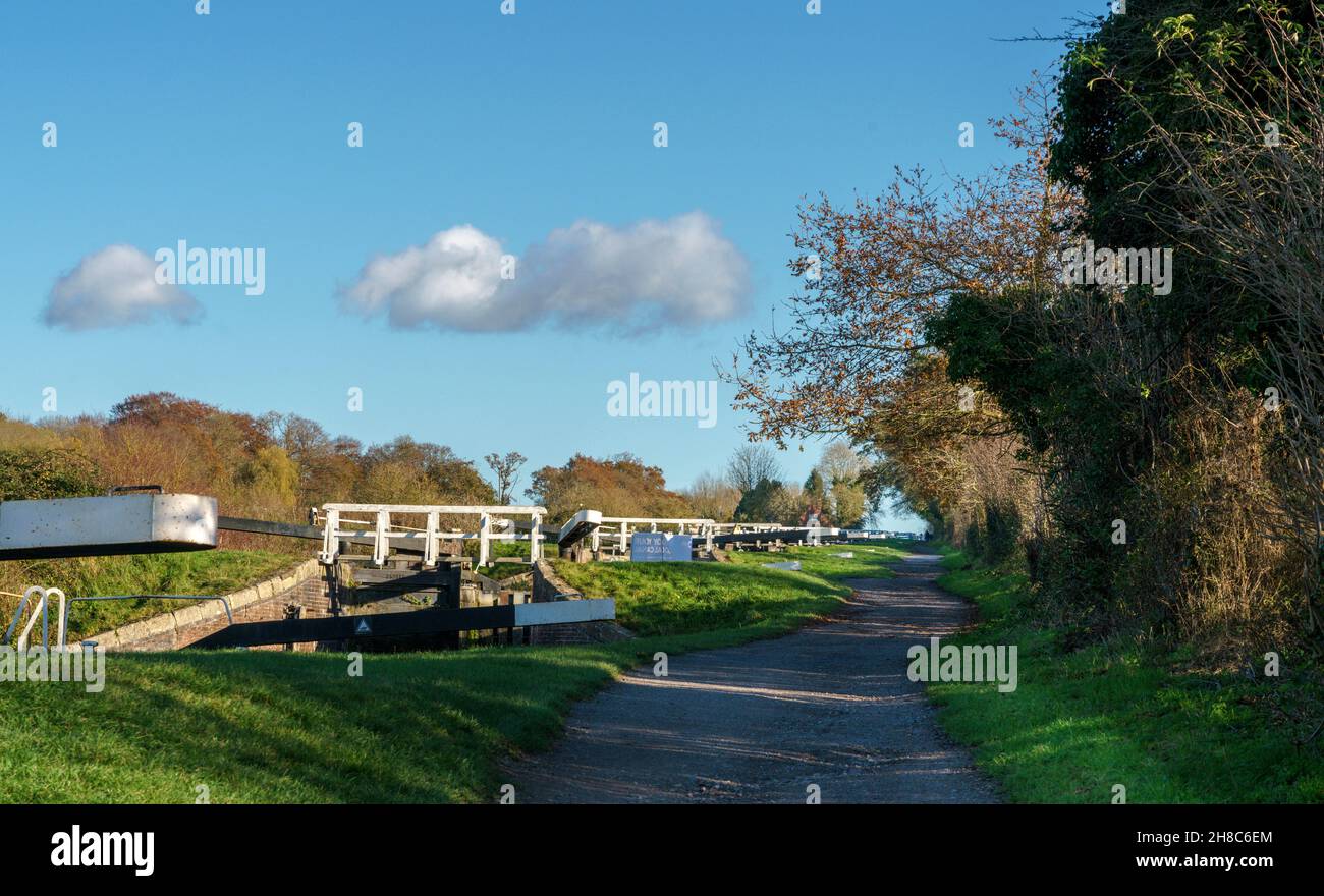 Steep flight of 16 locks at Caen Hill, Kennet and Avon Canal, Devizes, Wiltshire, England UK Stock Photo