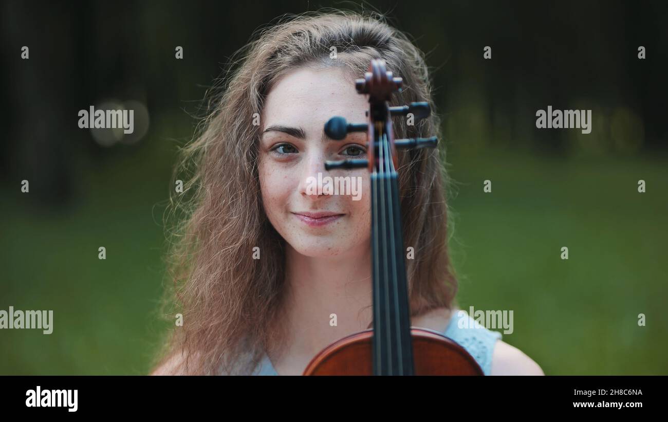 Portrait of a young girl with her violin Stock Photo - Alamy