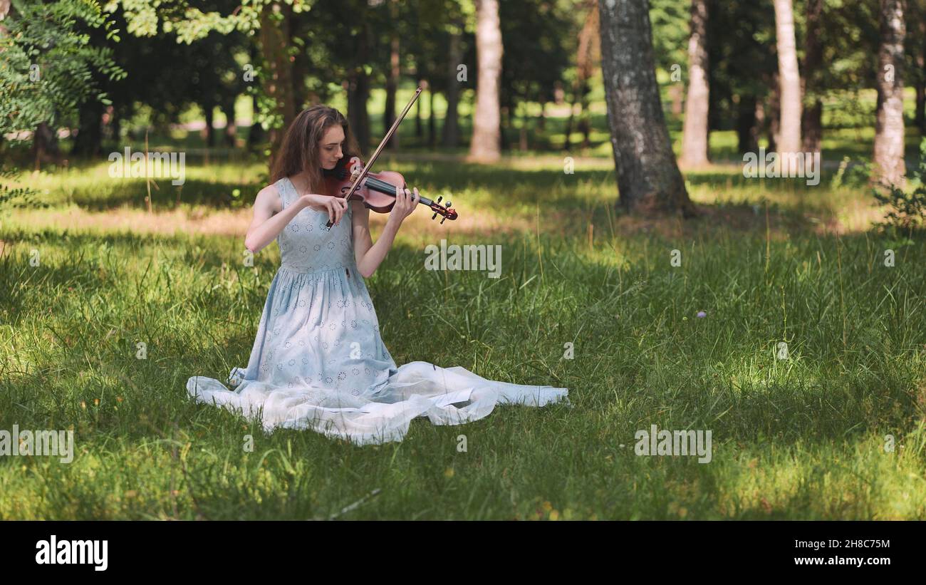 Girl violin in field hi-res stock photography and images - Alamy