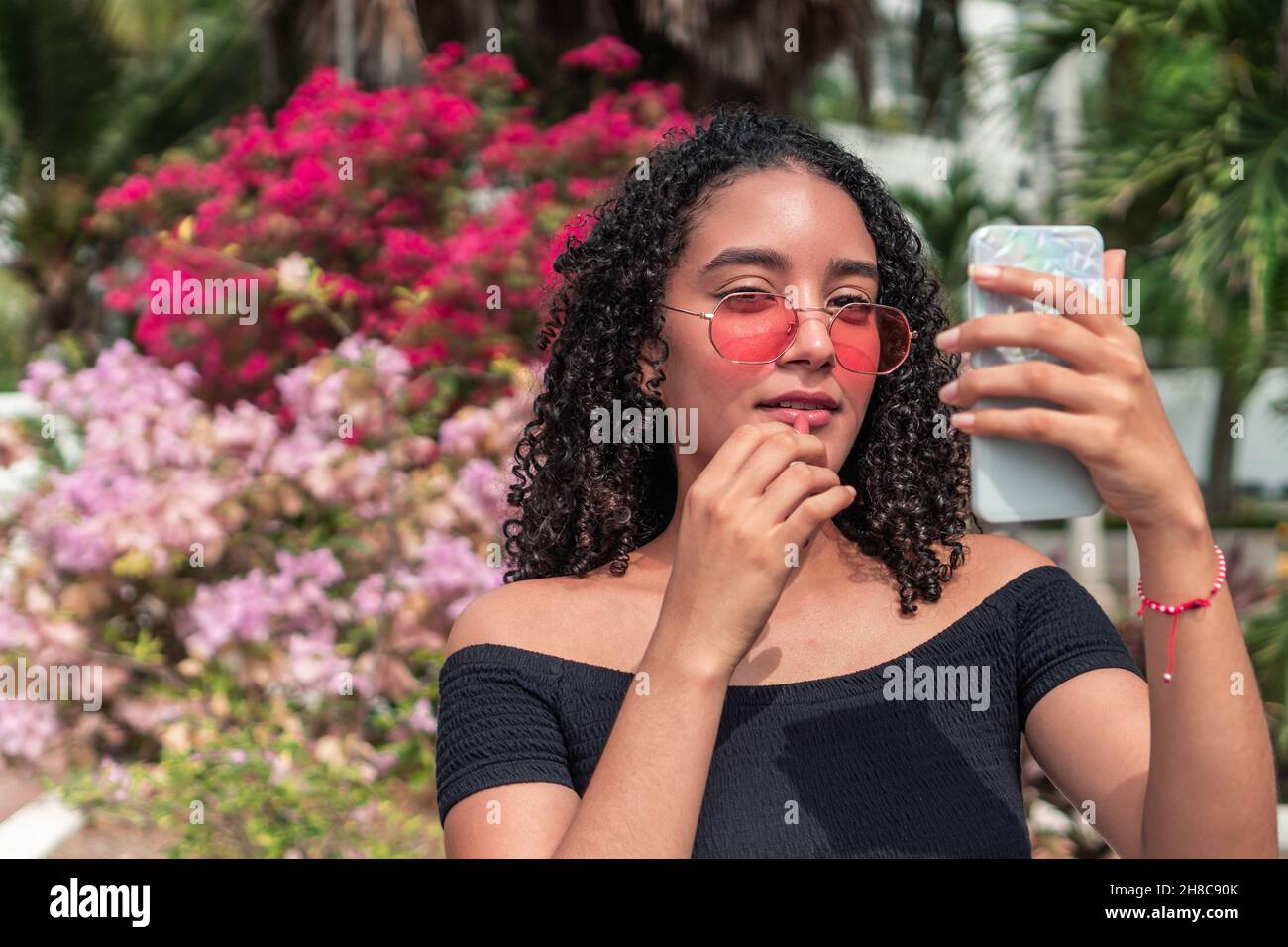 Latin woman wearing sunglasses hi-res stock photography and images - Alamy
