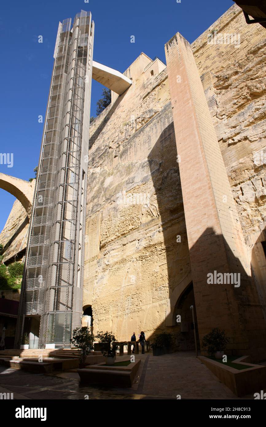Aufzug Lift von Hafen hinauf zu Barrakka Gardens, Valletta, Malta, Europa Stock Photo